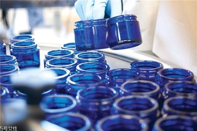 英國NYR適合誰用？Neal's Yard王牌產(chǎn)品盤點(diǎn)與玻璃瓶背后的純凈哲學(xué)